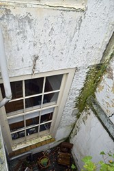 <p>Het venster op de begane grond is waarschijnlijk in de 19e eeuw in de bestaande achtergevel ingebroken. De invulling met het huidige raam is waarschijnlijk nog later tot stand gekomen. </p>
